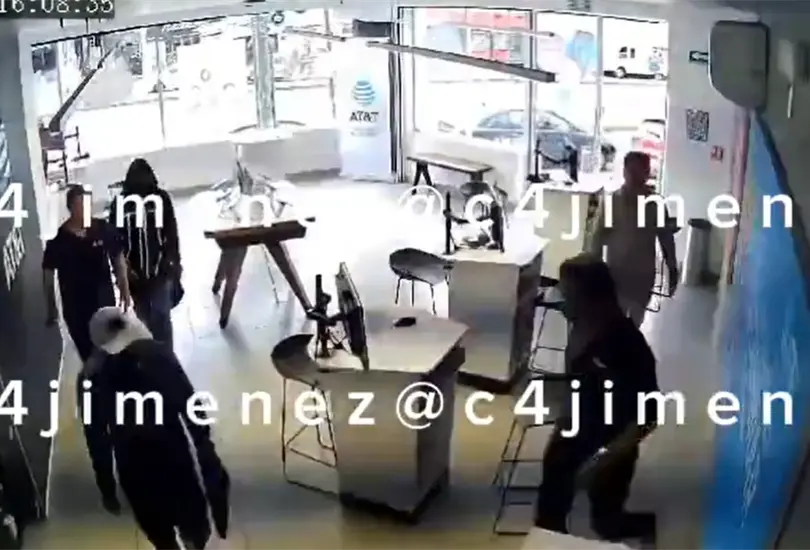 El líder de la banda, identificado como Harold Marrón, fue detenido por la Secretaría de Seguridad Ciudadana (SSC) mientras intentaba asaltar una tienda de AT&T en la alcaldía Álvaro Obregón El líder de la banda, identificado como Harold Marrón, fue detenido por la Secretaría de Seguridad Ciudadana (SSC) mientras intentaba asaltar una tienda de AT&T en la alcaldía Álvaro Obregón