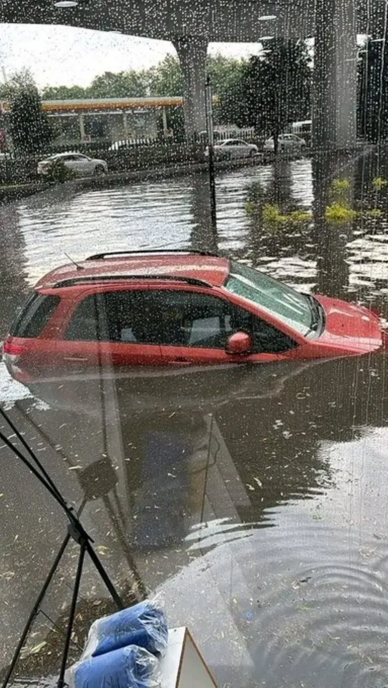 El alto nivel del agua se podía ver así en Periférico NorteFoto: Redes Sociales