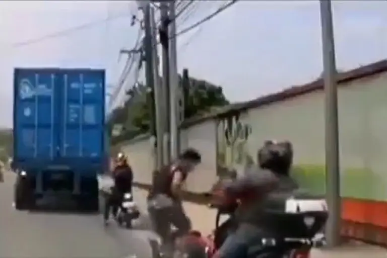 Camión aplasta cabeza de motociclista que perdió el control de su vehículo - Captura de pantalla