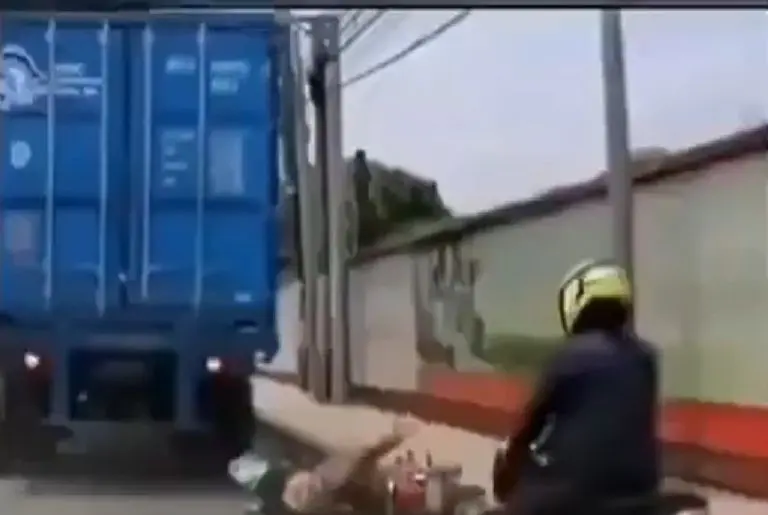 Camión aplasta cabeza de motociclista que perdió el control de su vehículo - Captura de pantalla