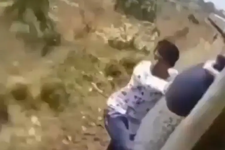 Hombre cae de tren en movimiento y es arrollado a toda velocidad - Captura de pantalla