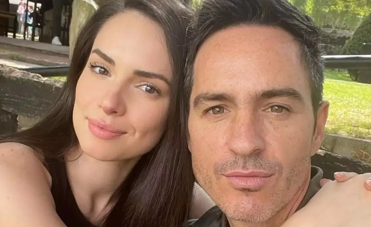 Mantuvieron un noviazgo de 2021 a 2023. Mauricio fue criticado por dedicar un mensaje similar a su ex que el que usó cuando terminó con Aislinn.