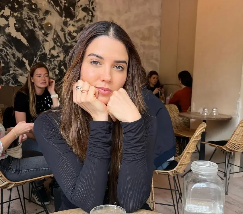 Es la actual pareja de Mauricio Ochmann. Aunque trataron de mantener un perfil bajo, sus fans descubrieron su romance por los mensajes que se dejaban en redes.