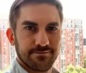 Joven lleva más de 4 años buscando trabajo; dice que sus títulos universitarios no le sirven: "no puedo conseguir nada"