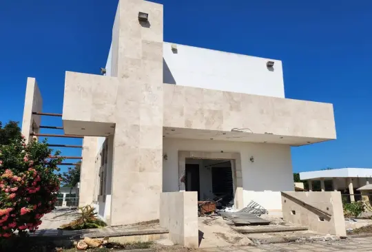 Destrozan capilla de familia de Dámaso López Núñez 