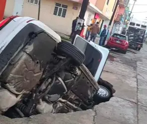 IMPACTANTE socavón en Silao: auto cae y su conductor vive minutos de pánico