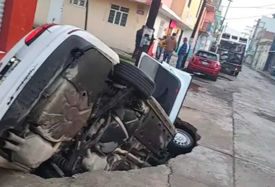 Impactante socavón en Silao: auto cae y su conductor vive minutos de pánico