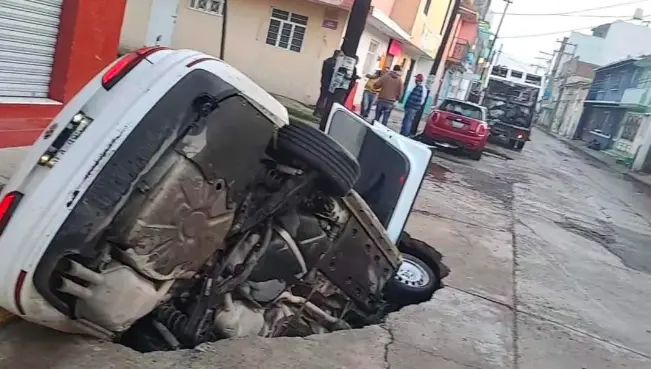 Impactante socav&oacute;n en Silao: auto cae y su conductor vive minutos de p&aacute;nico