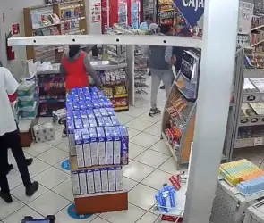 Terror en Michoacán: violentos asaltantes disparan contra dos empleadas de Farmacias Guadalajara; una perdió la vida