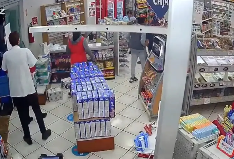 Terror en Michoac&aacute;n: violentos asaltantes disparan contra dos empleadas de Farmacias Guadalajara