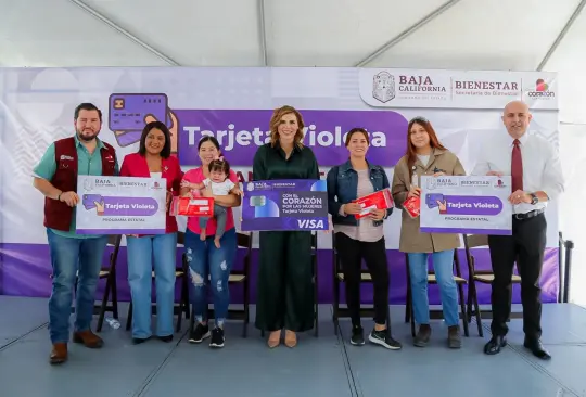 Marina del Pilar presentando la tarjeta violeta en Baja California