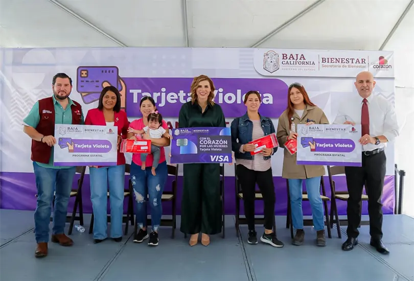 Marina del Pilar presentando la tarjeta violeta en Baja California Marina del Pilar presentando la tarjeta violeta en Baja California