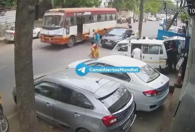 El hombre nunca vio venir al cami&oacute;n de pasajeros