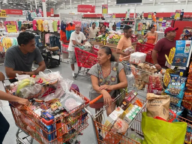 Algunas personas han hecho compras de pánico por el huracán Beryl. Foto. Cuartoscuro.