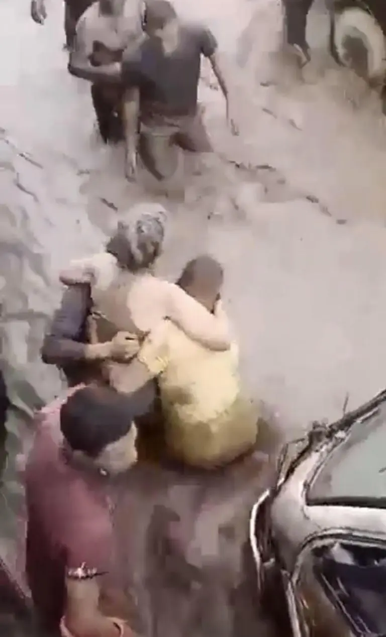 Varias personas apoyaron en el rescateFoto: Captura