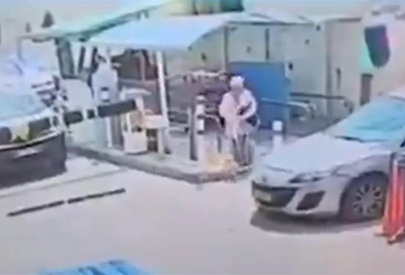 Auto arrolla a abuelita que cay&oacute; al suelo