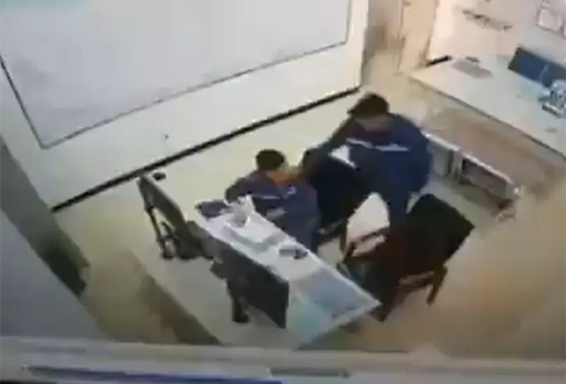 Hombre golpea brutalmente con martillo a compañero de trabajo - Tomada de video Hombre golpea brutalmente con martillo a compañero de trabajo - Tomada de video