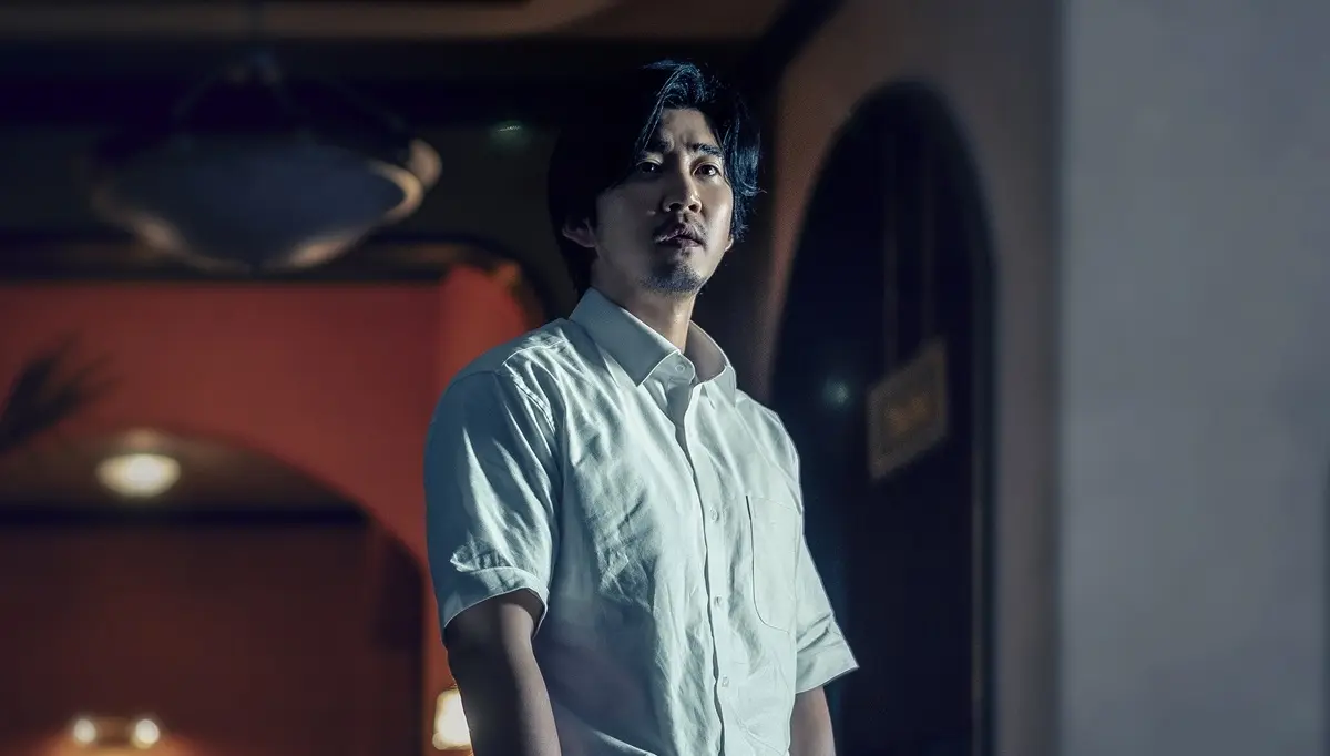 Nadie en el bosque (PR&Oacute;XIMAMENTE). La vida de un hombre se desmorona cuando una misteriosa mujer llega a su motel, y &eacute;l se ve obligado a aferrarse con fuerza a lo que m&aacute;s aprecia.