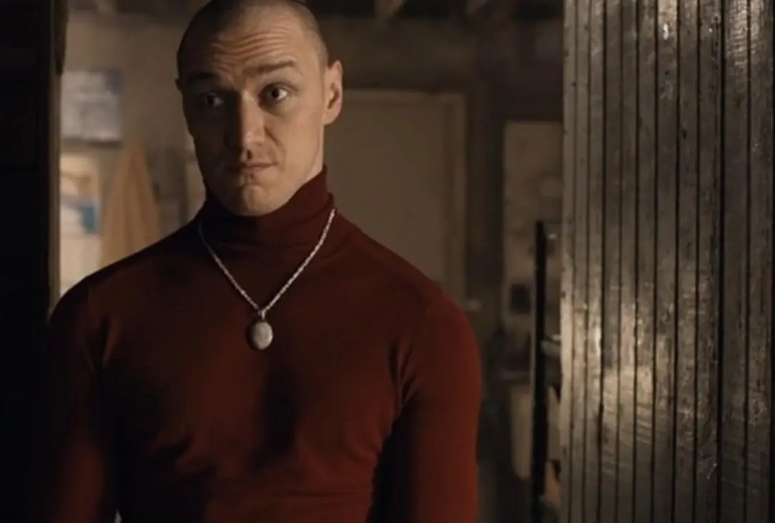 Fragmentado (16 de agosto). Un hombre con trastorno de identidad secuestra a tres chicas, que deben huir antes de que la personalidad m&aacute;s peligrosa se apodere de su captor.