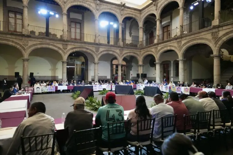 Reunión entre Sheinbaum y los padres de los 43 normalistas de Ayotzinapa