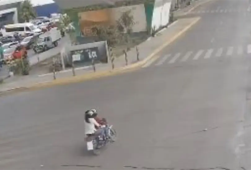 De acuerdo a lo que se sabe, el motociclista ten&iacute;a el alto en el sem&aacute;foro