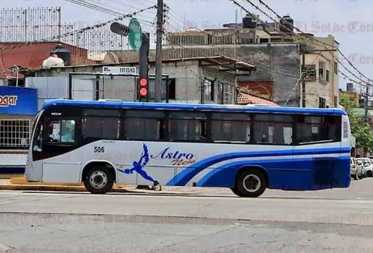 Mujer da a luz en el autobús y pasajera la ayuda a realizar el parto: "Aquí hay una enfermera"