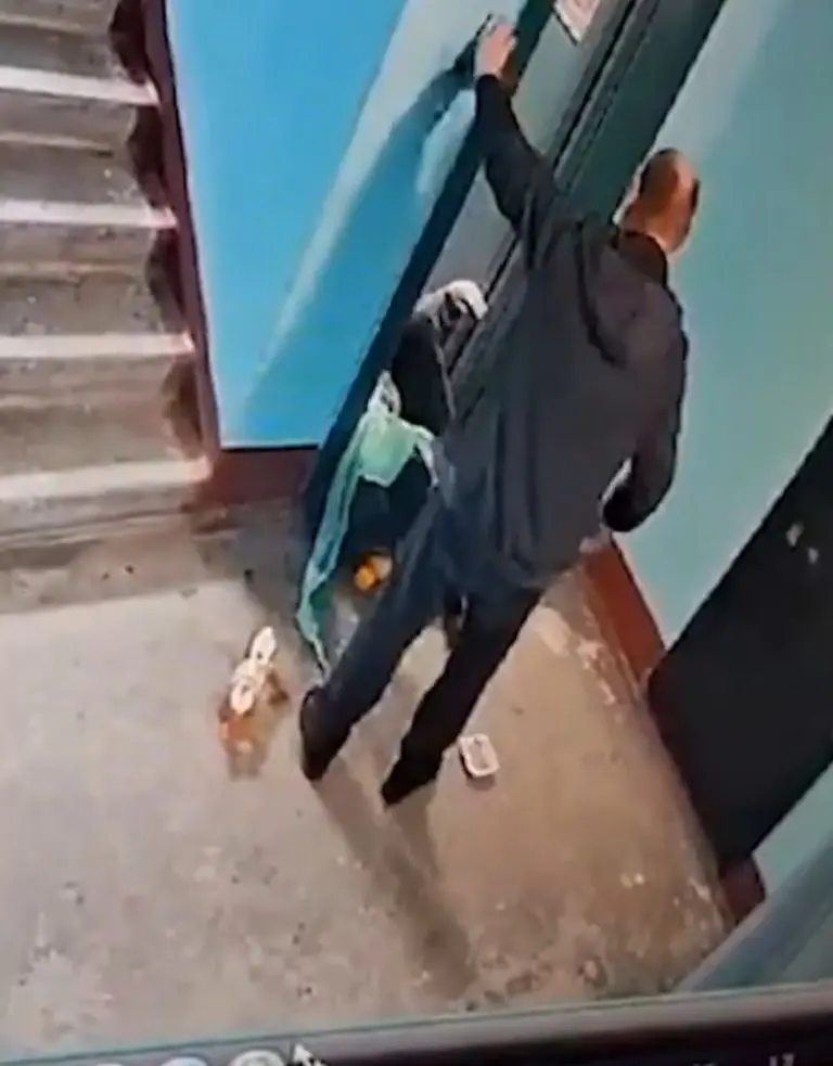 Captan a sujeto golpeando a abuelito para arrebatarle la despensa que compró - Tomada de video