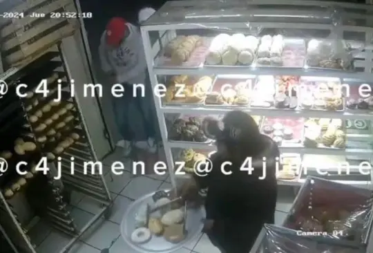 El hombre se encontraba tranquilo escogiendo su pan