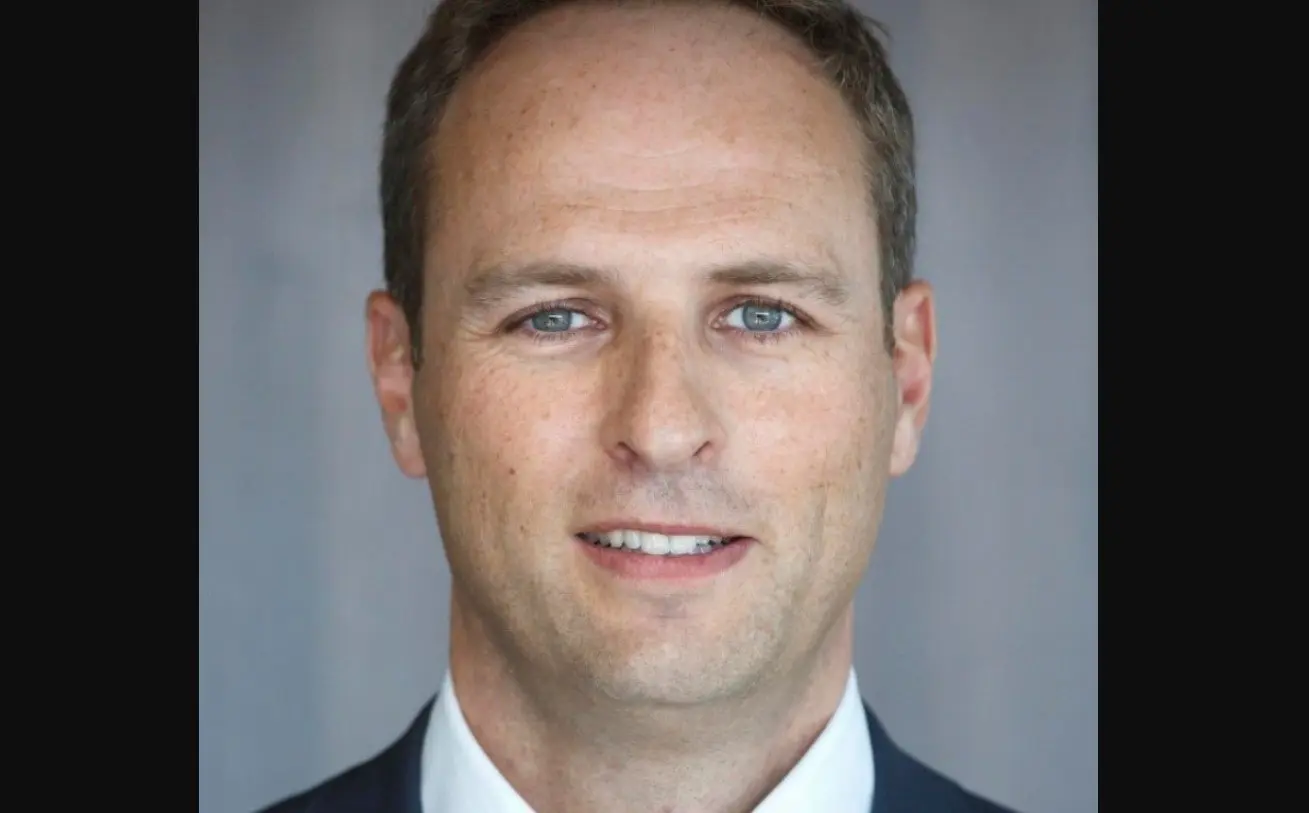 Luego de Parch&iacute;s, dej&oacute; la m&uacute;sica y estudi&oacute; Ciencias Pol&iacute;ticas y Ciencias de la Informaci&oacute;n en la Universidad Aut&oacute;noma de Barcelona. Fue director del peri&oacute;dico La Vanguardia.