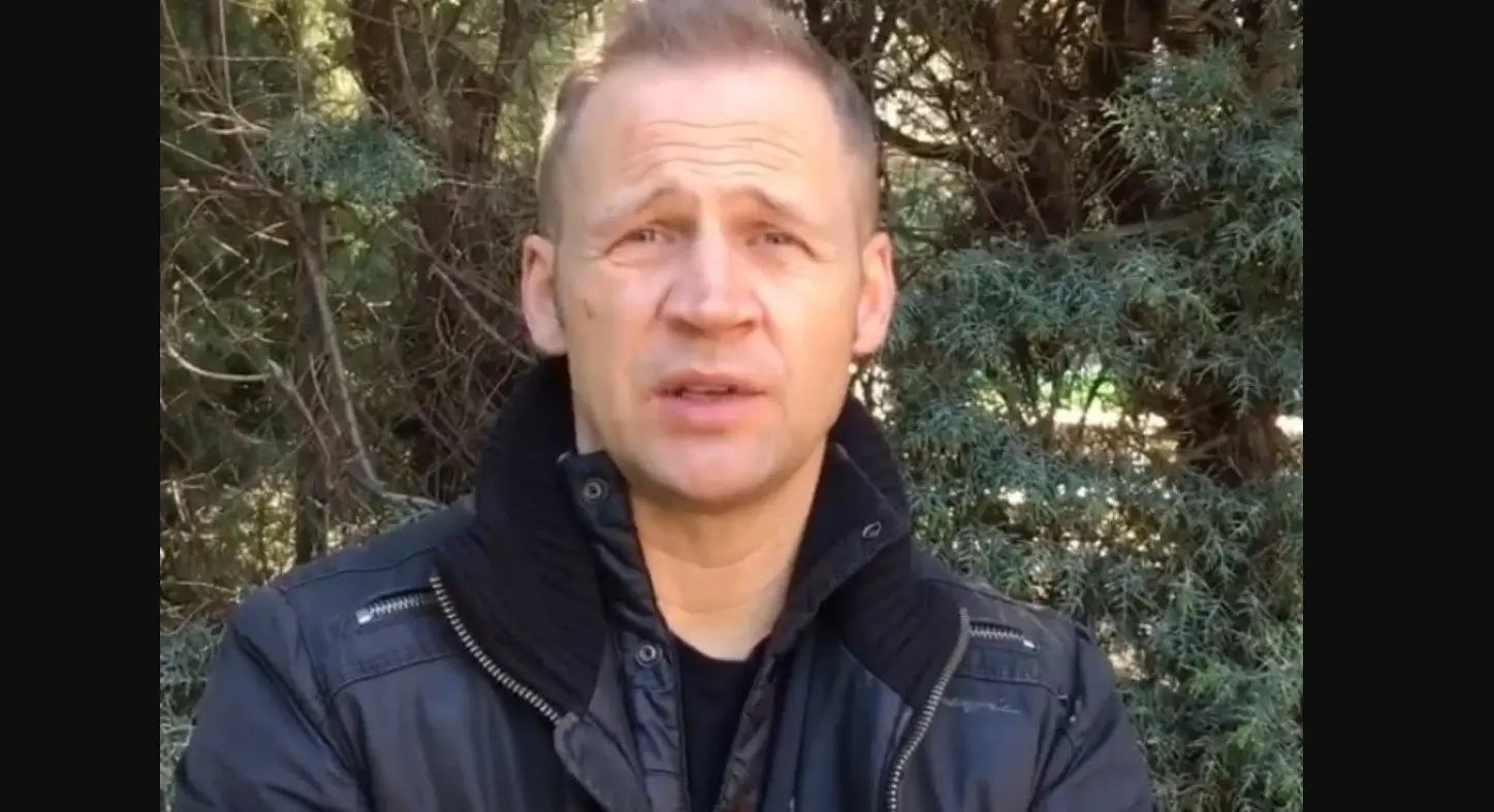 Entr&oacute; en el lugar de Tino en Parch&iacute;s. Actualmente tiene una banda llamada Plat&oacute;n con su hermano Michel.