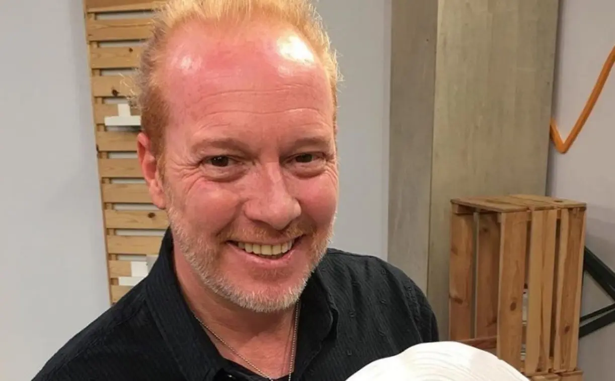 Reemplaz&oacute; a &Oacute;scar en Parch&iacute;s. Ahora tiene 52 a&ntilde;os y es padre de una hija. Tras el fin de la banda, trabaj&oacute; un tiempo como modelo y ahora es fot&oacute;grafo.