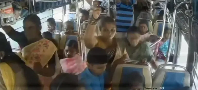 Mujer pisa mal y cae por puerta trasera de autobús en movimiento - Tomada de video