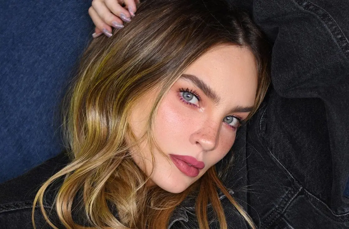 De acuerdo con algunos especialistas, Belinda se hizo una rinoplastia, un aumento de pómulos y un perfilado de cara, aunque ella nunca ha hablado públicamente de sus procedimientos estéticos.