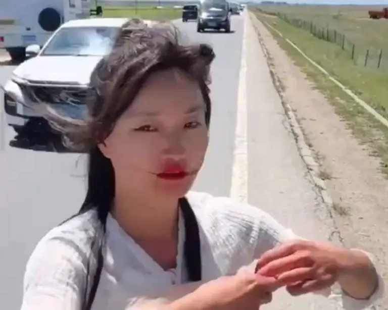 Yingying Hiking fue impactada por una camioneta mientras realizaba un en vivo. Foto: Especial