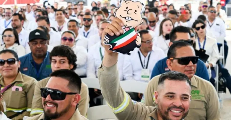 Trabajadores de CFE aplaudiendo a Sheinbaum y AMLO en el eventoFoto: Cuartoscuro