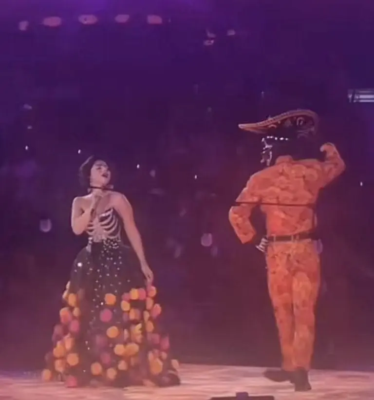 La cantante mostró su amor a Nodal en pleno conciertoFoto: Captura