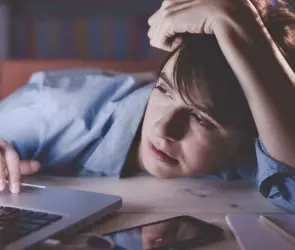 Trabajo excesivo en México: 4.8 millones de personas superan las 56 horas semanales