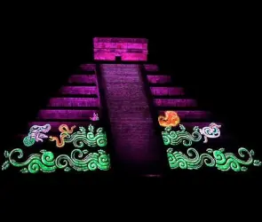 Mapping en el Zócalo: Tributo al pueblo Maya con réplica de la Pirámide de Kukulcán