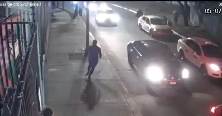Vecinos de Iztapalapa rescatan a mujer que fue agredida por motociclista debajo de un puente - Tomada de video
