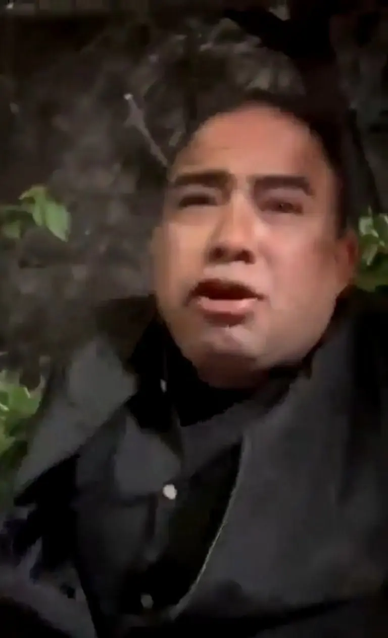Vecinos de Iztapalapa rescatan a mujer que fue agredida por motociclista debajo de un puente - Tomada de video