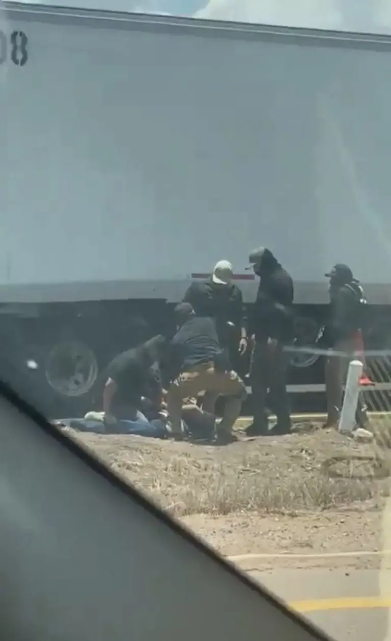 Conductor de camión presuntamente intoxicado choca con caseta y desata persecución policiaca - Tomada de video