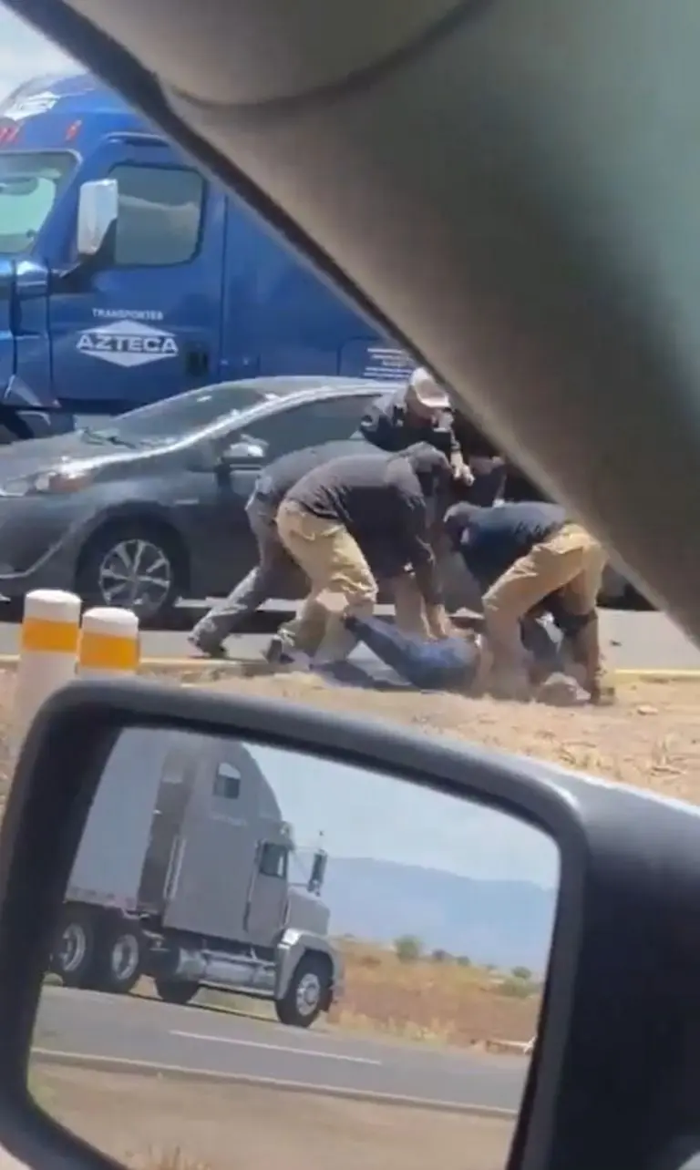 Conductor de camión presuntamente intoxicado choca con caseta y desata persecución policiaca - Tomada de video