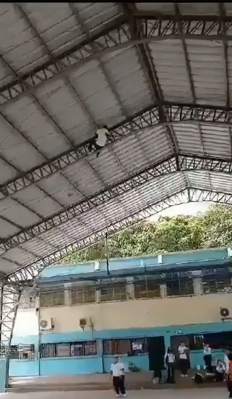Estudiante sube a viga para recuperar un zapato y cae de una altura de más de 5 metros - Tomada de video