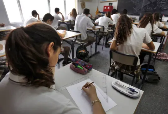 Alumnos de secundaria realizan una prueba en clase