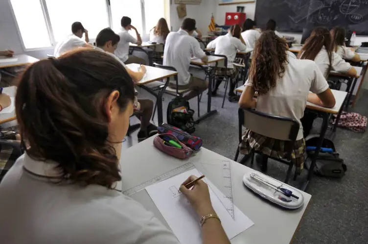 Alumnos de secundaria realizan una prueba en clase