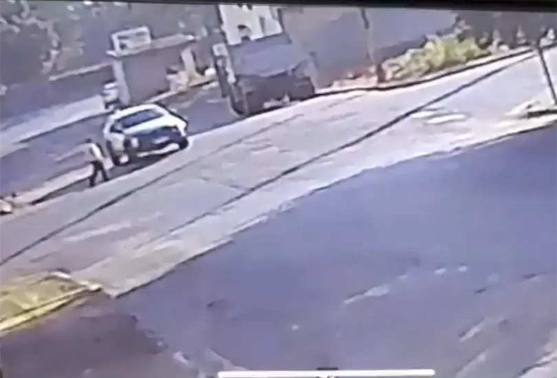 Conductora deja cruzar a abuelita y después la embiste con su auto Conductora deja cruzar a abuelita y después la embiste con su auto