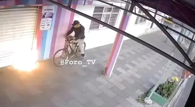 Joven termina con su novio y él le prende FUEGO al negocio donde ella trabaja Joven termina con su novio y él le prende FUEGO al negocio donde ella trabaja