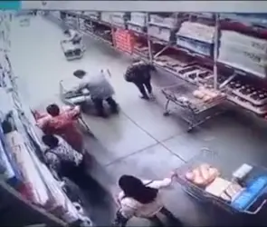 Captan en video cómo operan los montachoques de los supermercados