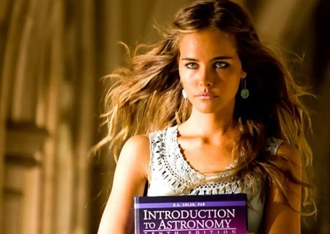 Isabel Lucas interpretó a Alice, una atractiva joven que se transforma en robot