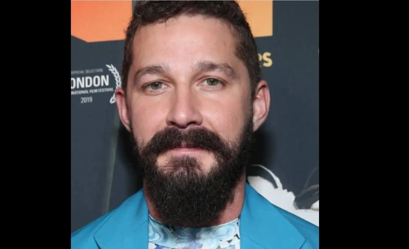 Ahora tiene 38 años, está casado con la actriz Mia Goth y tienen un hijo. Ha participado en películas como 'Fragmentos de una mujer' y 'Padre Pio'.